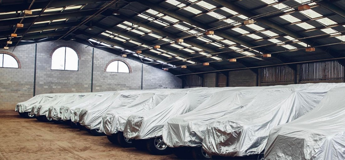 Британец купил 200 автомобилей Land Rover Defender в 2015 году до того, как они были сняты с производства, поставил их на хранение и теперь продает по заоблачным ценам