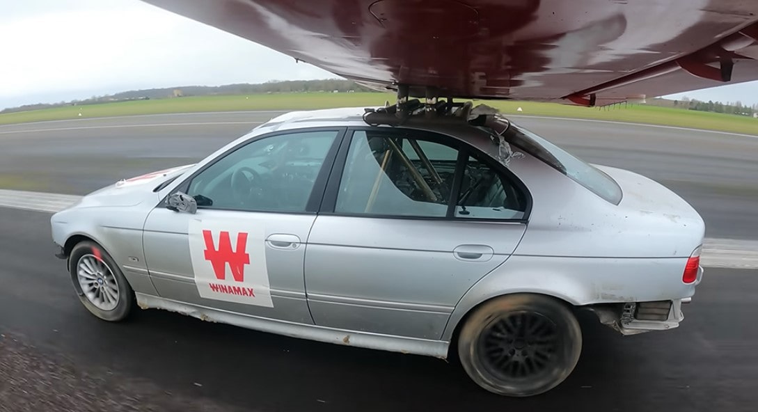 Эксперимент во Франции: как далеко может улететь BMW 5 серии E39, если на него надеть крылья самолета