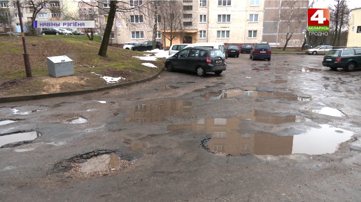 Ямы во дворах на улице Гая в Гродно