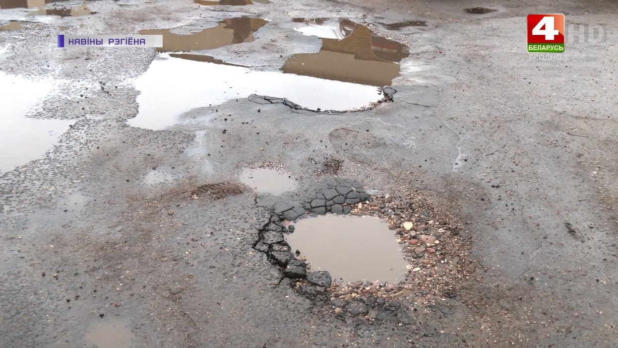 Ямы во дворах на улице Гая в Гродно