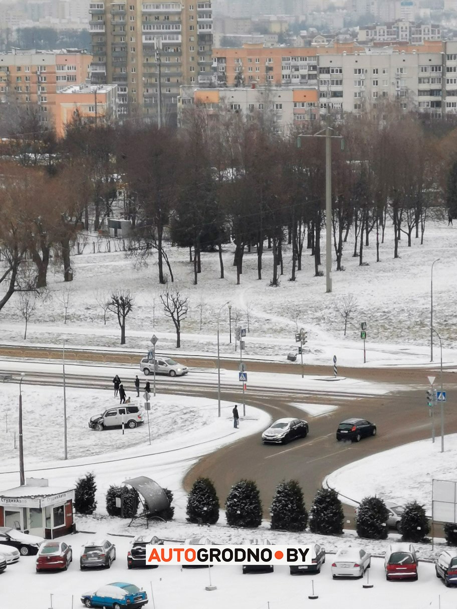 В Гродно разбили редкий лимузин-Lincoln. Виновник ударил по педали и... уехал в кювет