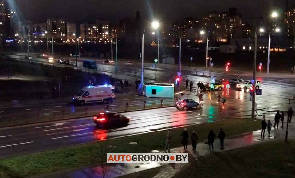 Маршрутка с людьми столкнулась с такси и опрокинулась. Девятовка / Гродно