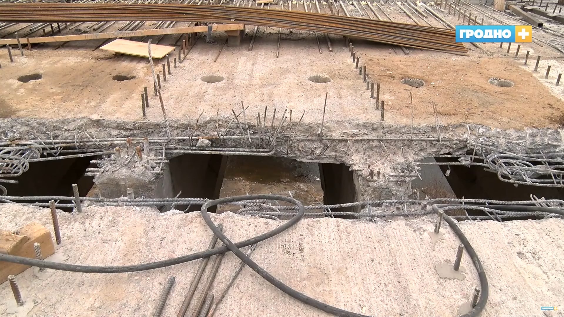 На Поповичском мосту приступили к завершающему этапу выдамкрачивания опор, в самом разгаре работы по устройству тротуаров