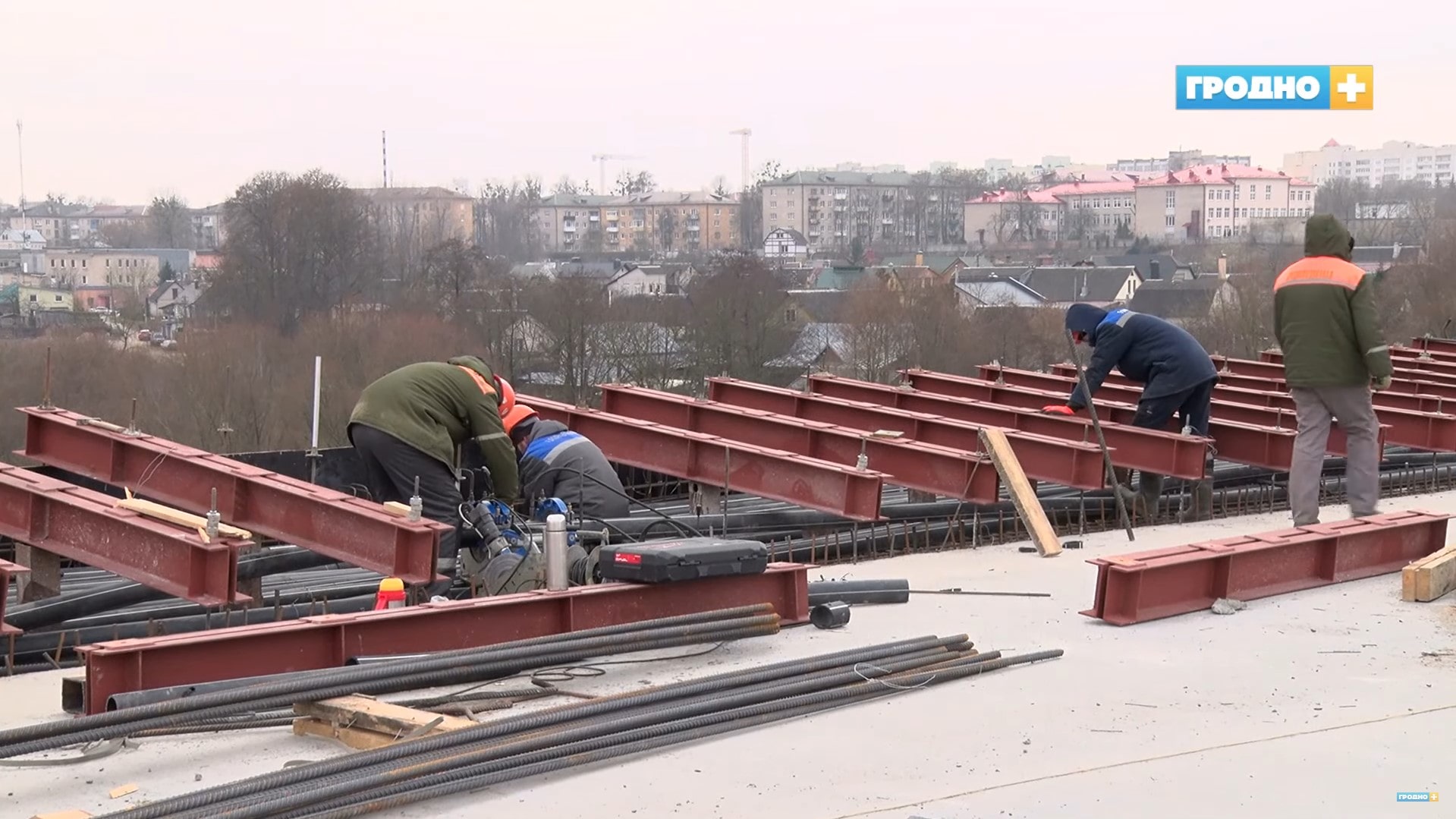 На Поповичском мосту приступили к завершающему этапу выдамкрачивания опор, в самом разгаре работы по устройству тротуаров