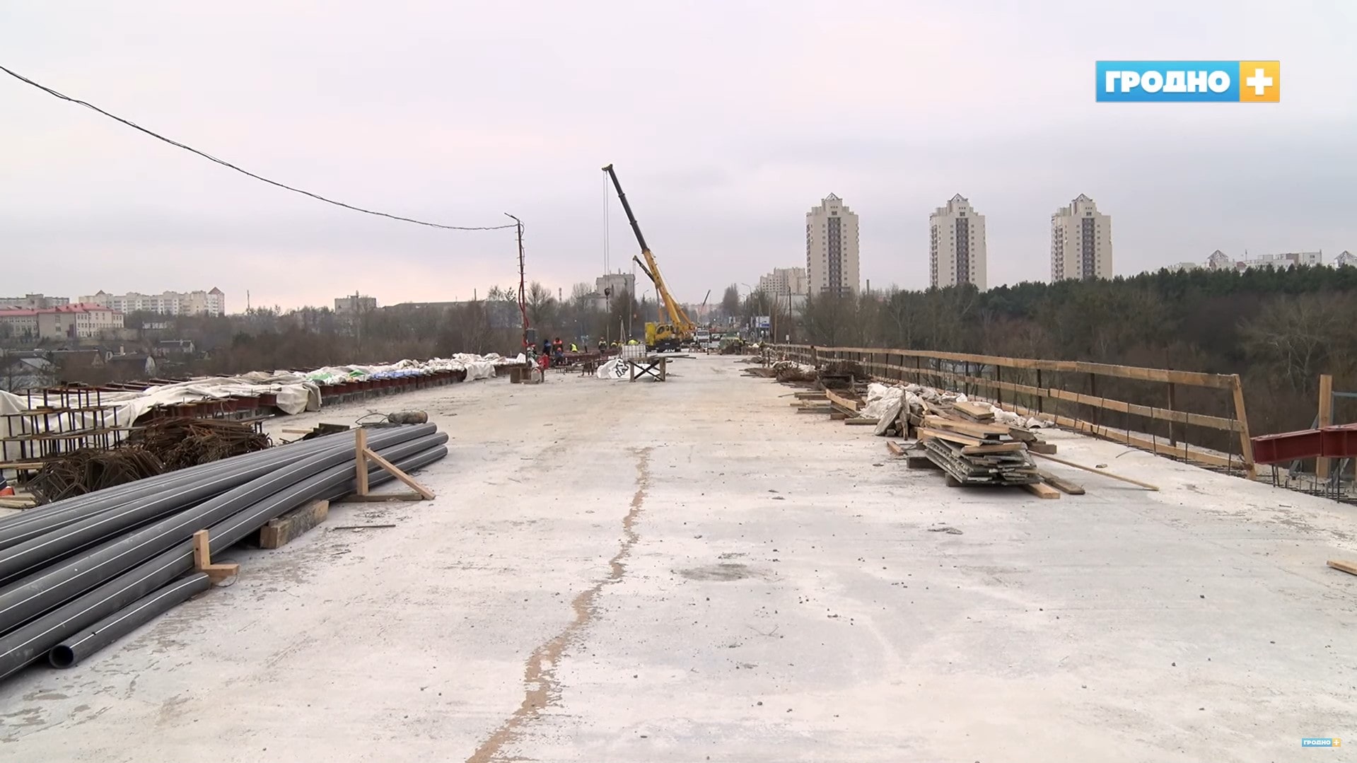 На Поповичском мосту приступили к завершающему этапу выдамкрачивания опор, в самом разгаре работы по устройству тротуаров