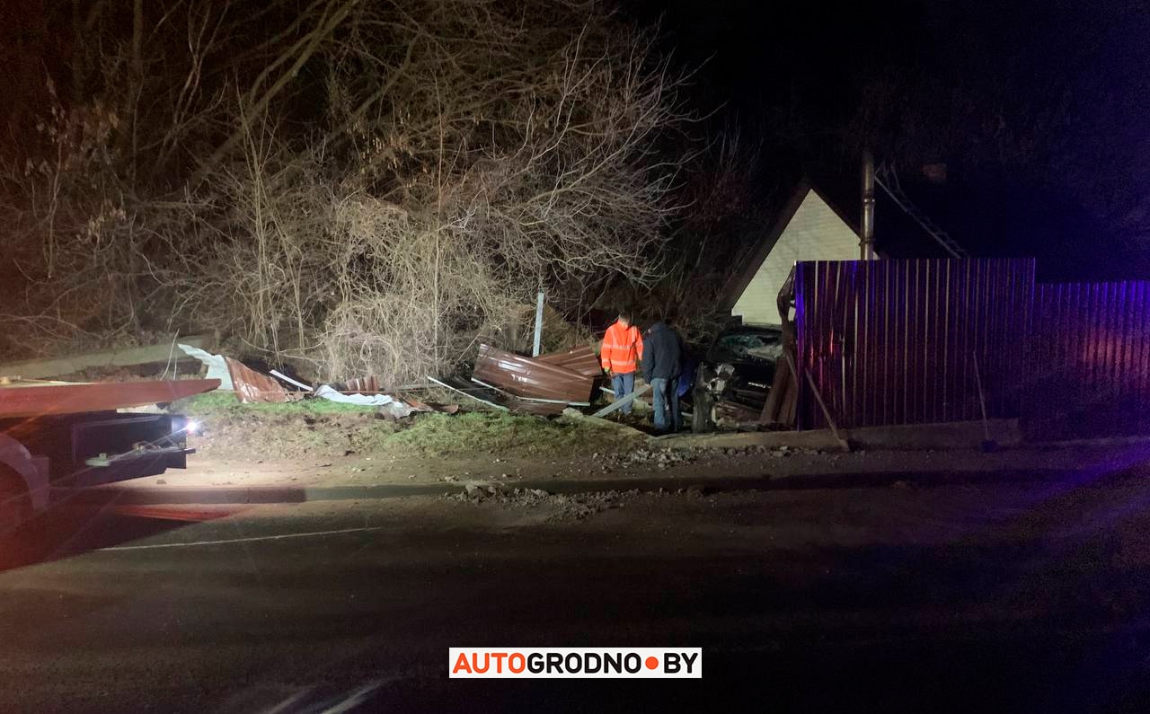 Водитель снес 2 столба, забор и врезался в частный дом в Гродно. Подробности ДТП