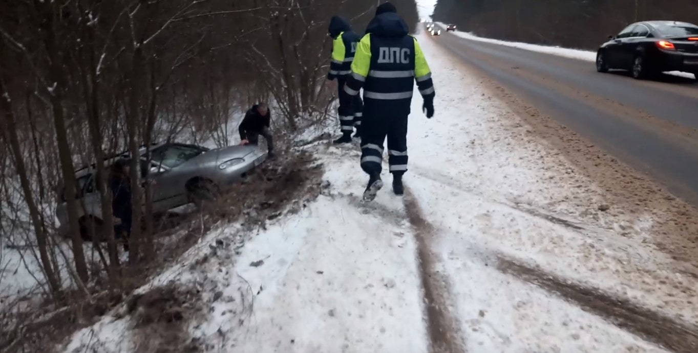 Гродненцы разбили друг другу стекла на узкой дороге между Ольшанкой и Гибуличами. Следом еще одна машина вылетела в кювет