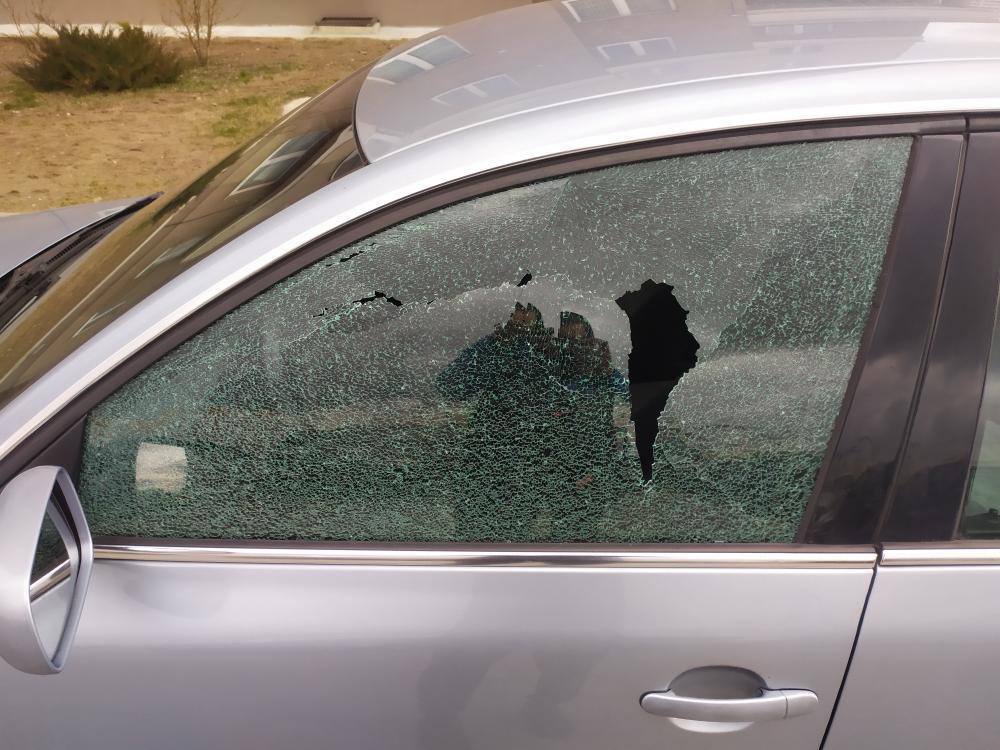 Кто-то бьет стекла на Ольшанке