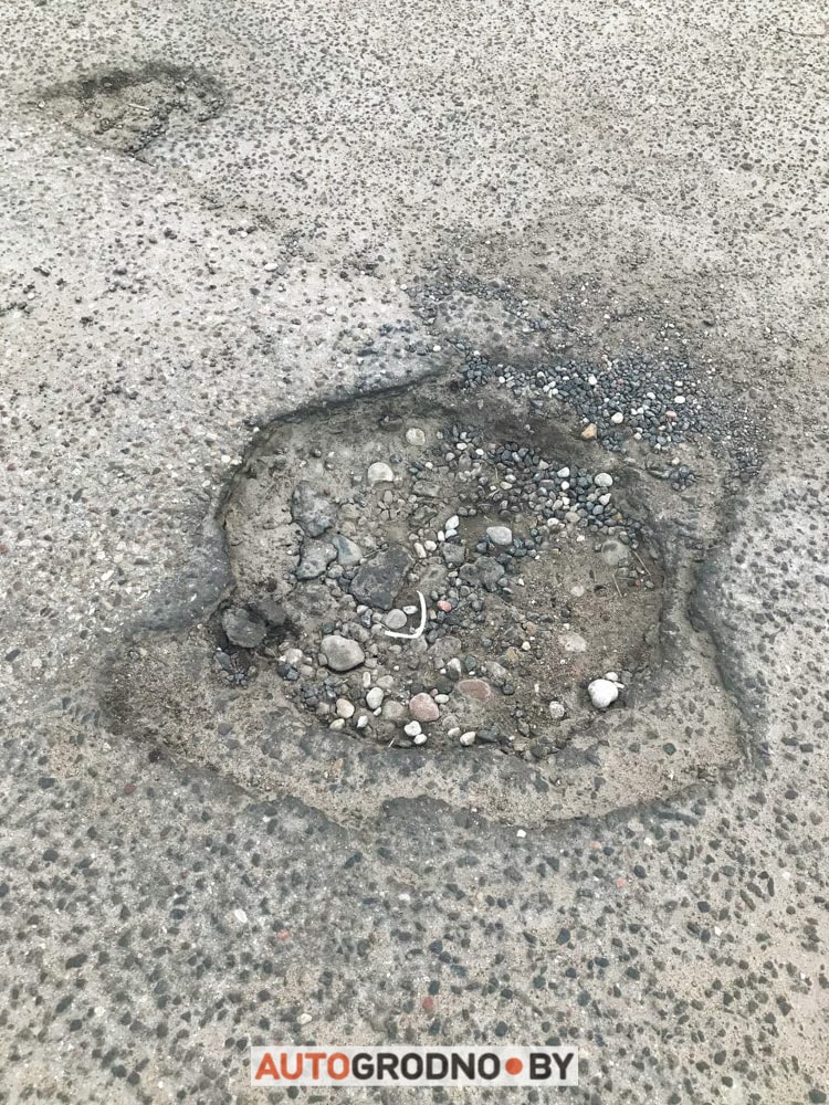 Мужчина подвернул ногу в яме возле своего дома. Просит дорожные службы о помощи