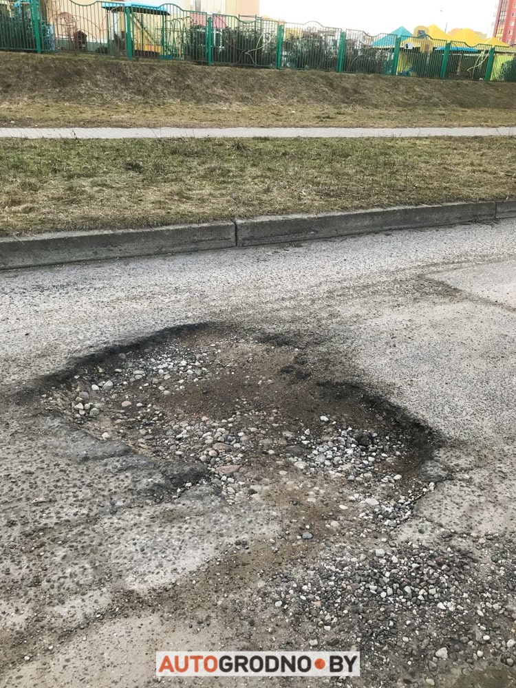 Мужчина подвернул ногу в яме возле своего дома. Просит дорожные службы о помощи