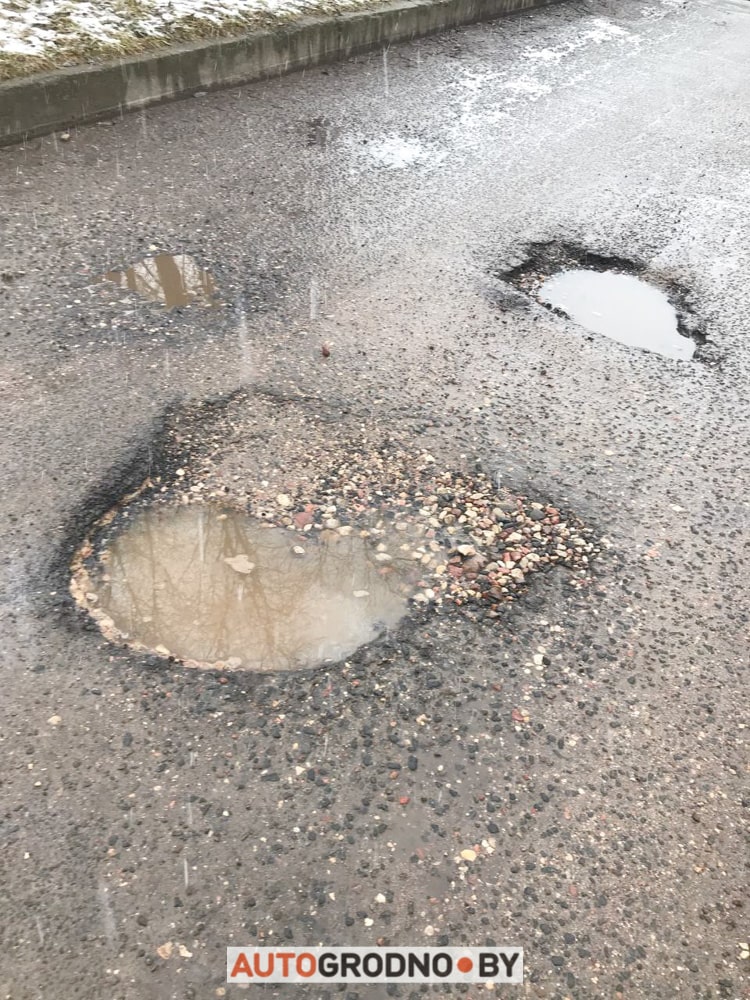 Мужчина подвернул ногу в яме возле своего дома. Просит дорожные службы о помощи