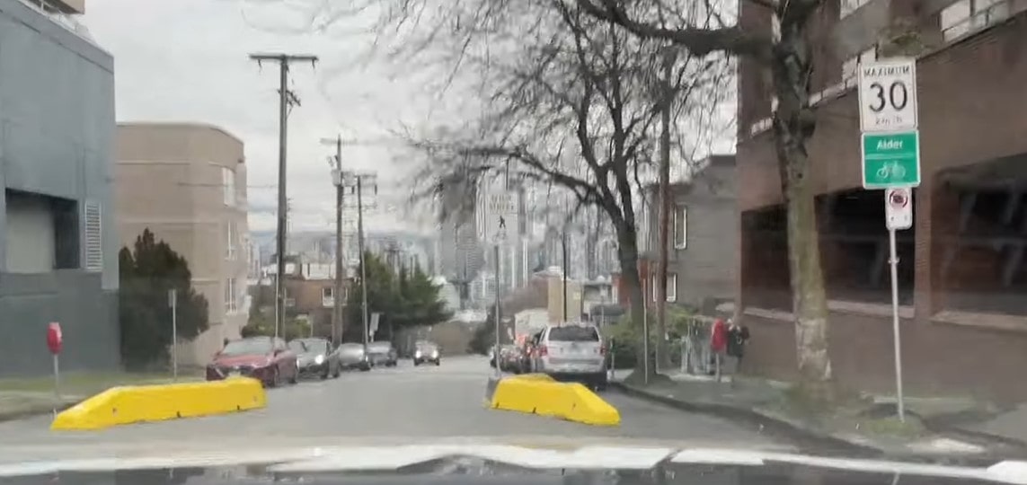 Медленные улицы в Ванкувере и бетонные ограничители для сужения полосы