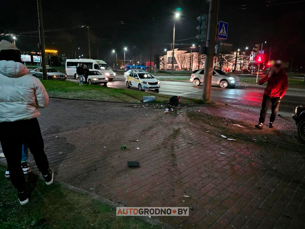 В Гродно в ДТП попала БМВ - кольцо филармонии