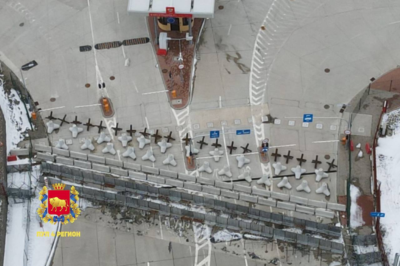 Белорусы подняли дрон и заглянули в польский ПП Кузница – а там противотанковые ежы