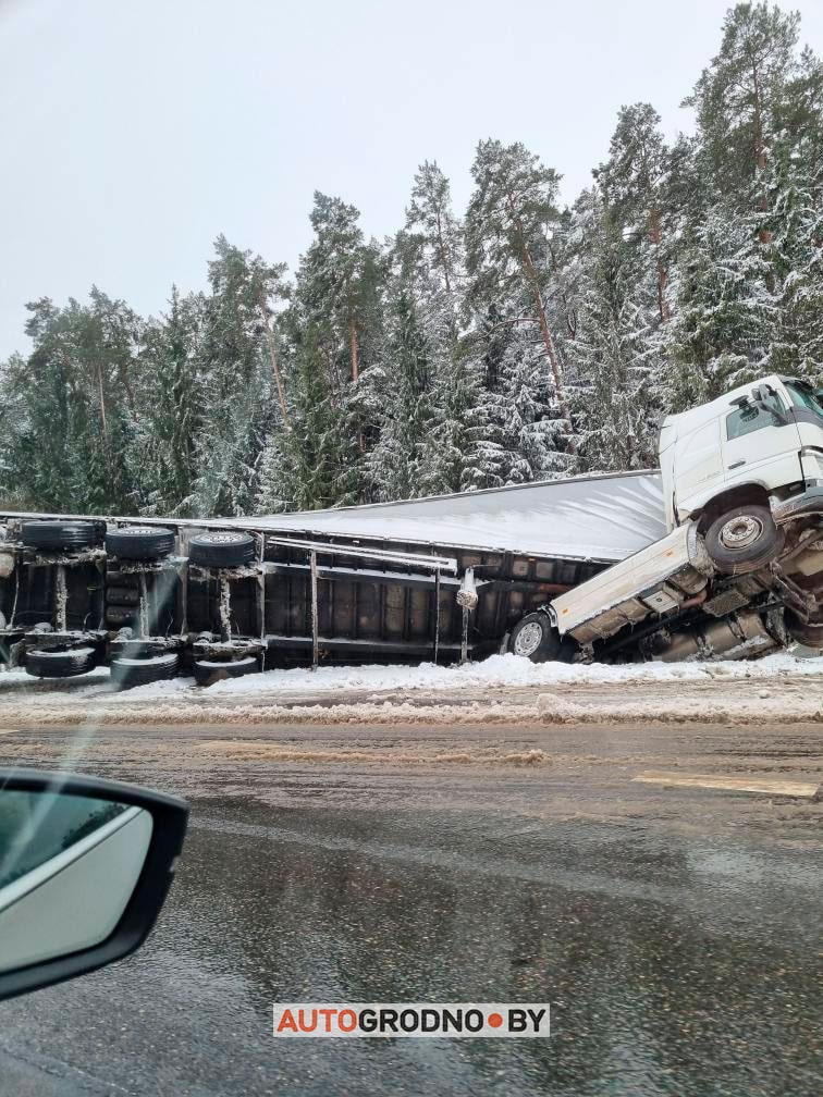 На трассе М6 сложилась фура