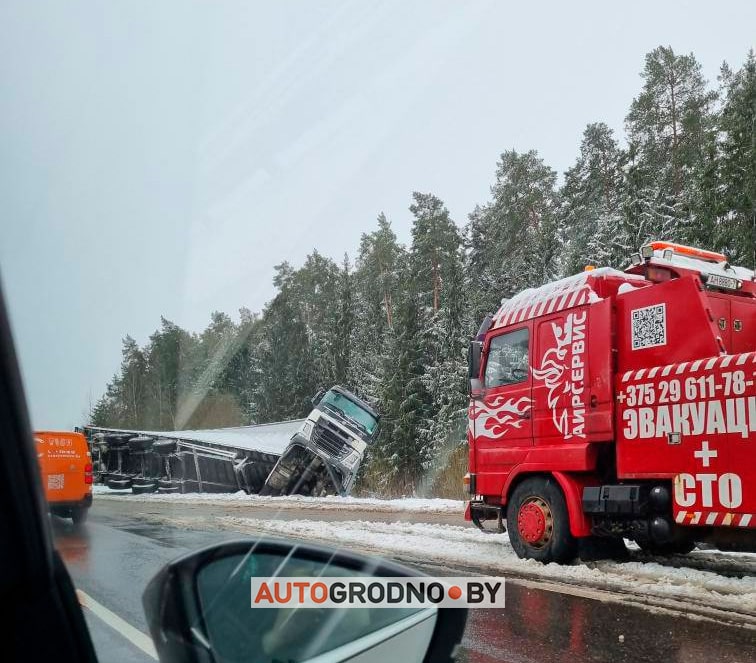 На трассе М6 сложилась фура