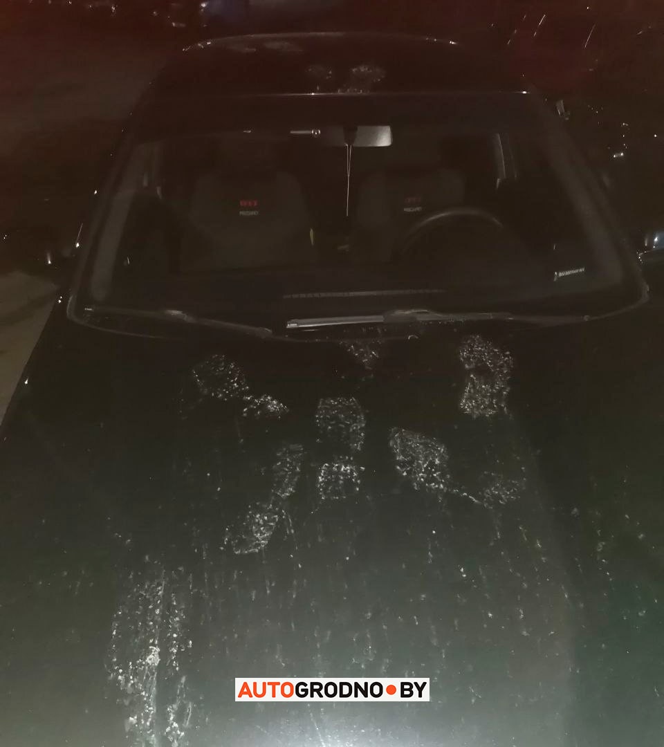 Хулиганы полезли на крышу авто и их заснял регистратор крупным планом. Случай в Гродно