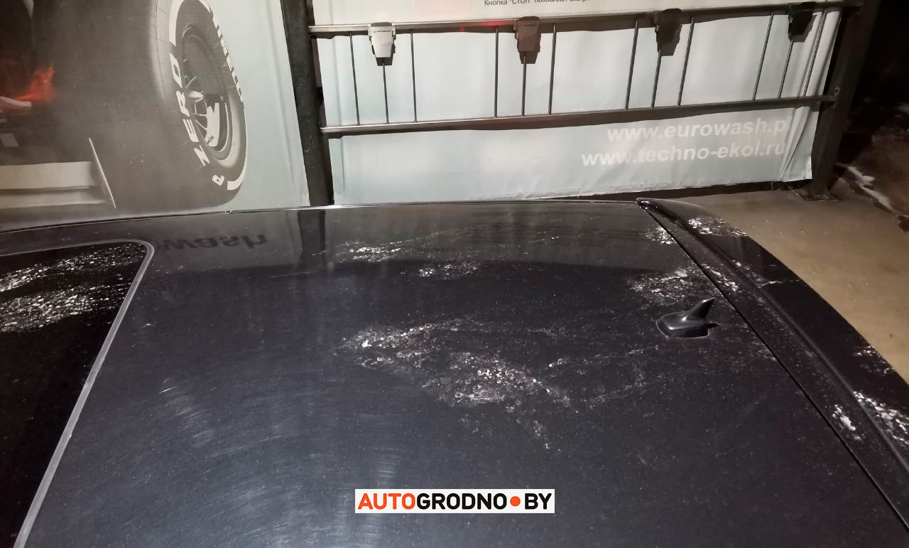 Хулиганы полезли на крышу авто и их заснял регистратор крупным планом. Случай в Гродно