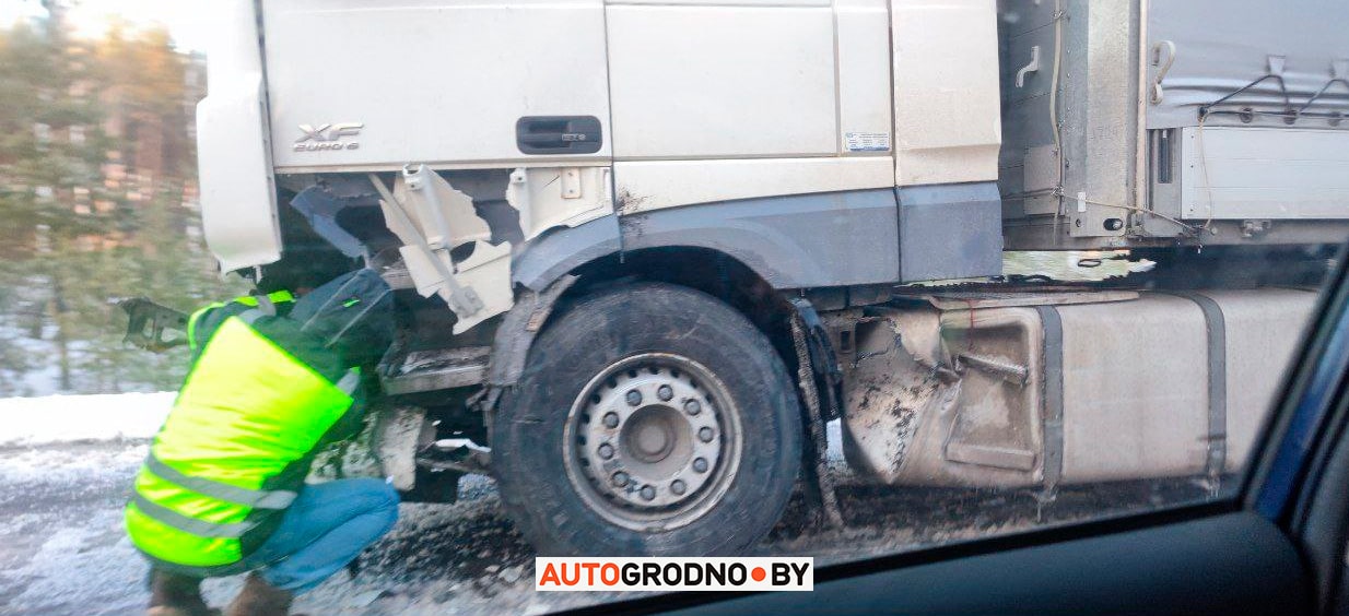 Мотор с подвеской отлетели на 15 метров: лобовая авария Renault и фуры