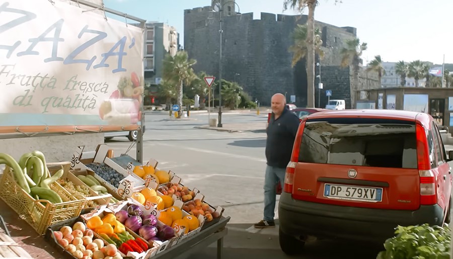 История острова в Италии, на котором зарегистрировано больше автомобилей Fiat Panda, чем жителей