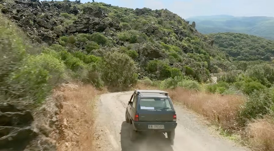 История острова в Италии, на котором зарегистрировано больше автомобилей Fiat Panda, чем жителей