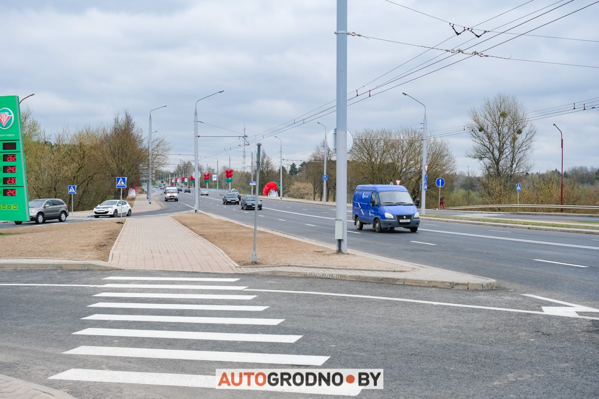 По Новому мосту в Гродно поехали первые автомобили. Репортаж при свете дня