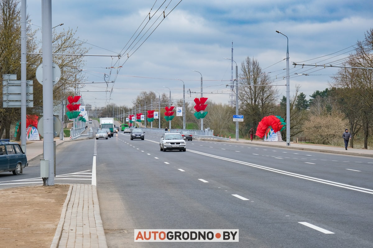 По Новому мосту в Гродно поехали первые автомобили. Репортаж при свете дня