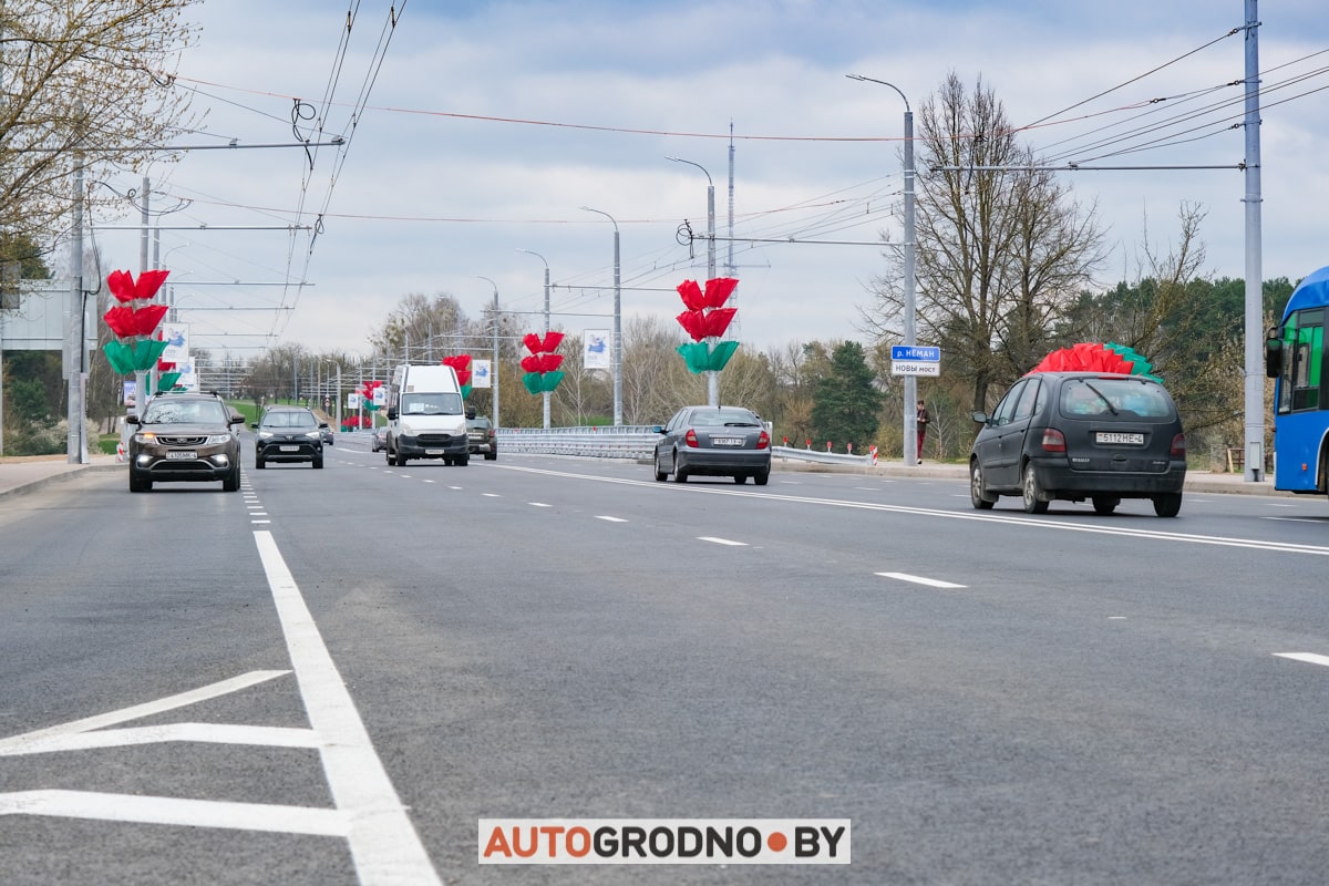 По Новому мосту в Гродно поехали первые автомобили. Репортаж при свете дня