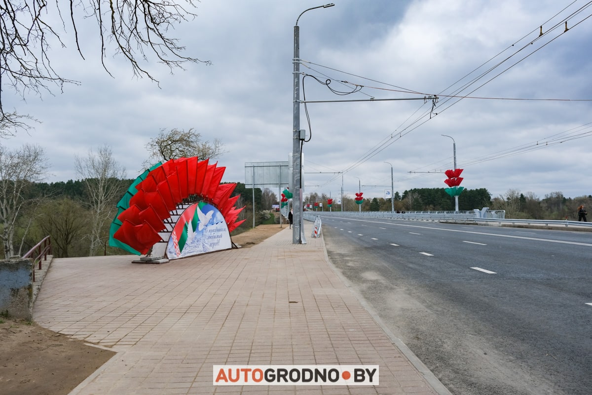 По Новому мосту в Гродно поехали первые автомобили. Репортаж при свете дня