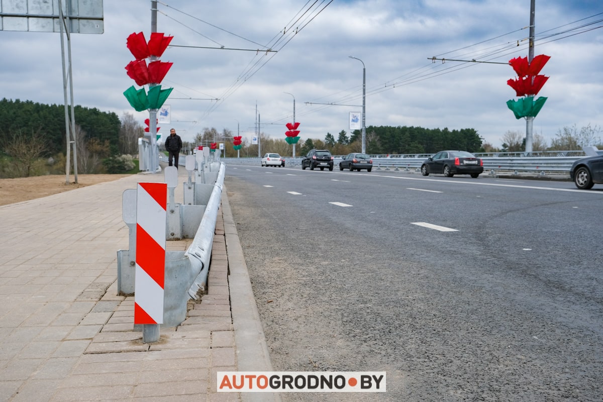 По Новому мосту в Гродно поехали первые автомобили. Репортаж при свете дня