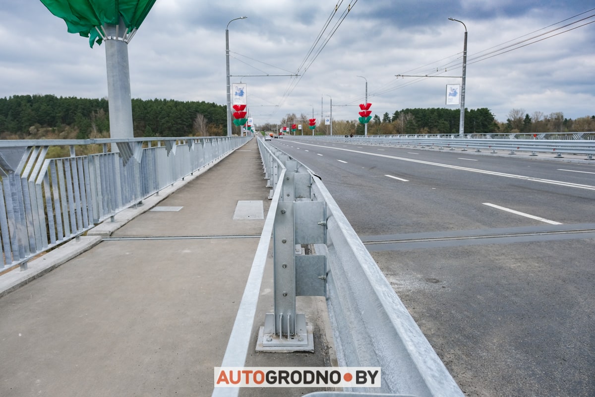 По Новому мосту в Гродно поехали первые автомобили. Репортаж при свете дня