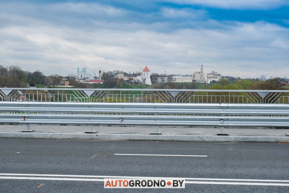 По Новому мосту в Гродно поехали первые автомобили. Репортаж при свете дня