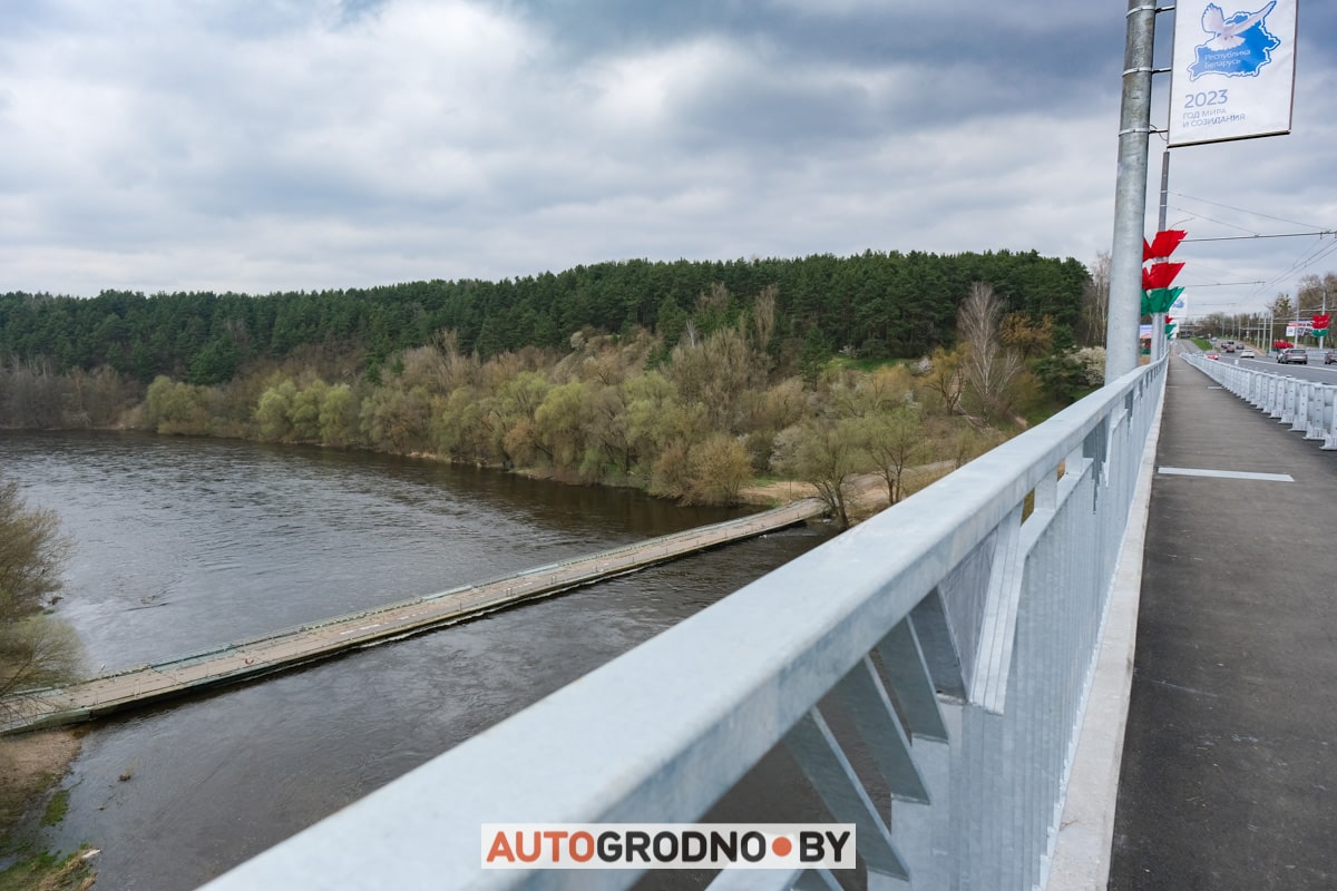 По Новому мосту в Гродно поехали первые автомобили. Репортаж при свете дня