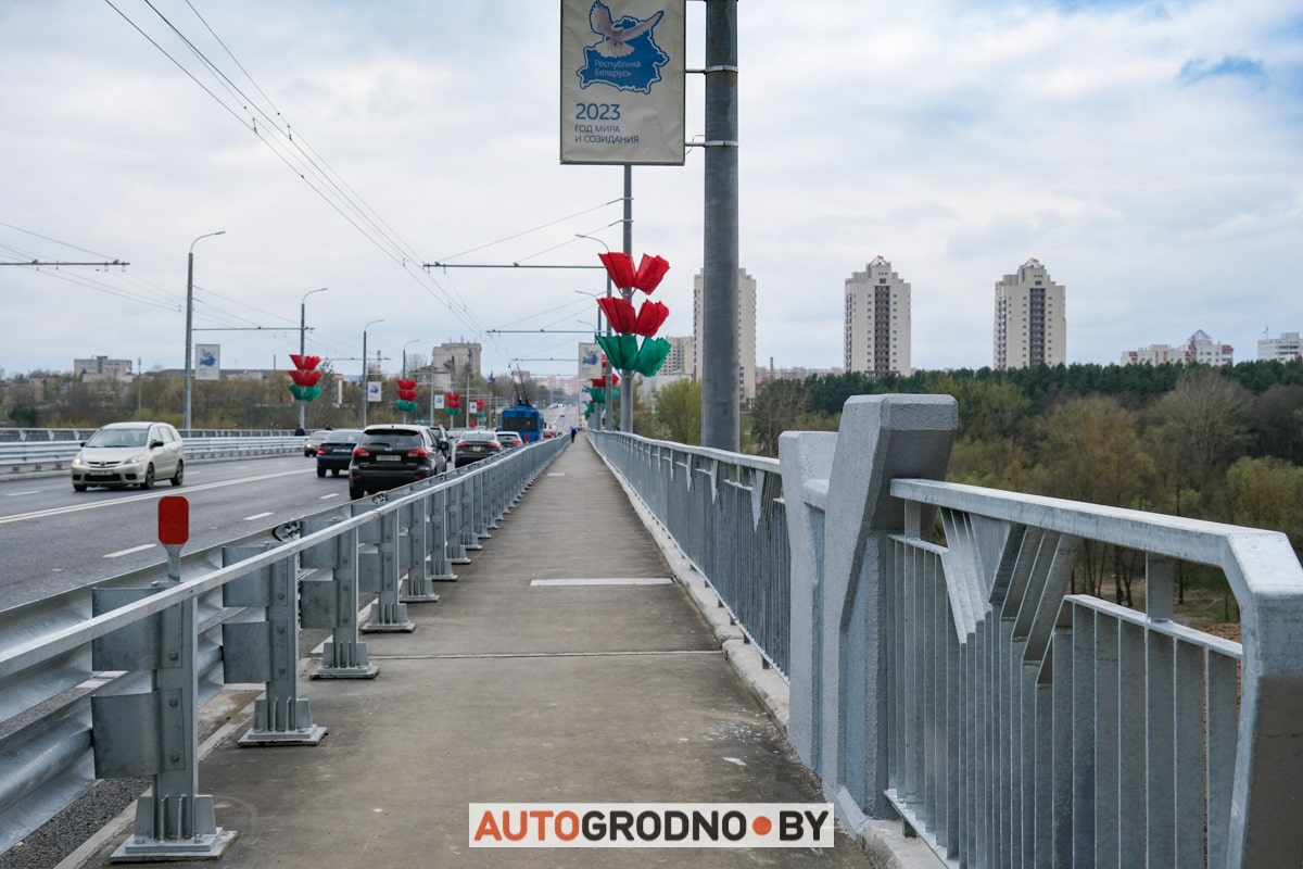 По Новому мосту в Гродно поехали первые автомобили. Репортаж при свете дня