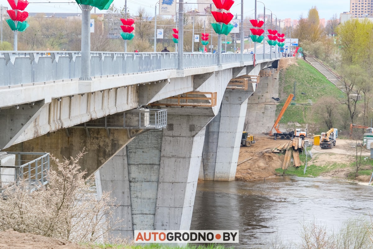 По Новому мосту в Гродно поехали первые автомобили. Репортаж при свете дня