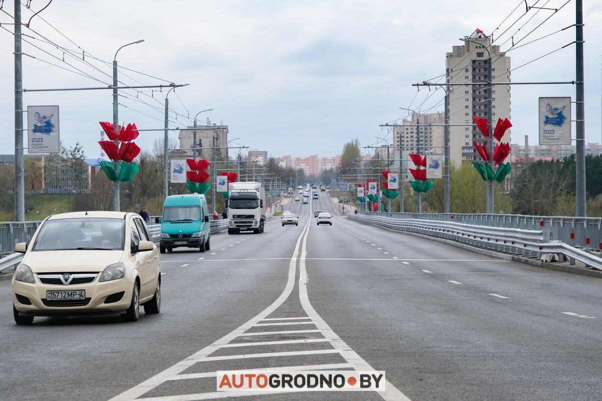 По Новому мосту в Гродно поехали первые автомобили. Репортаж при свете дня