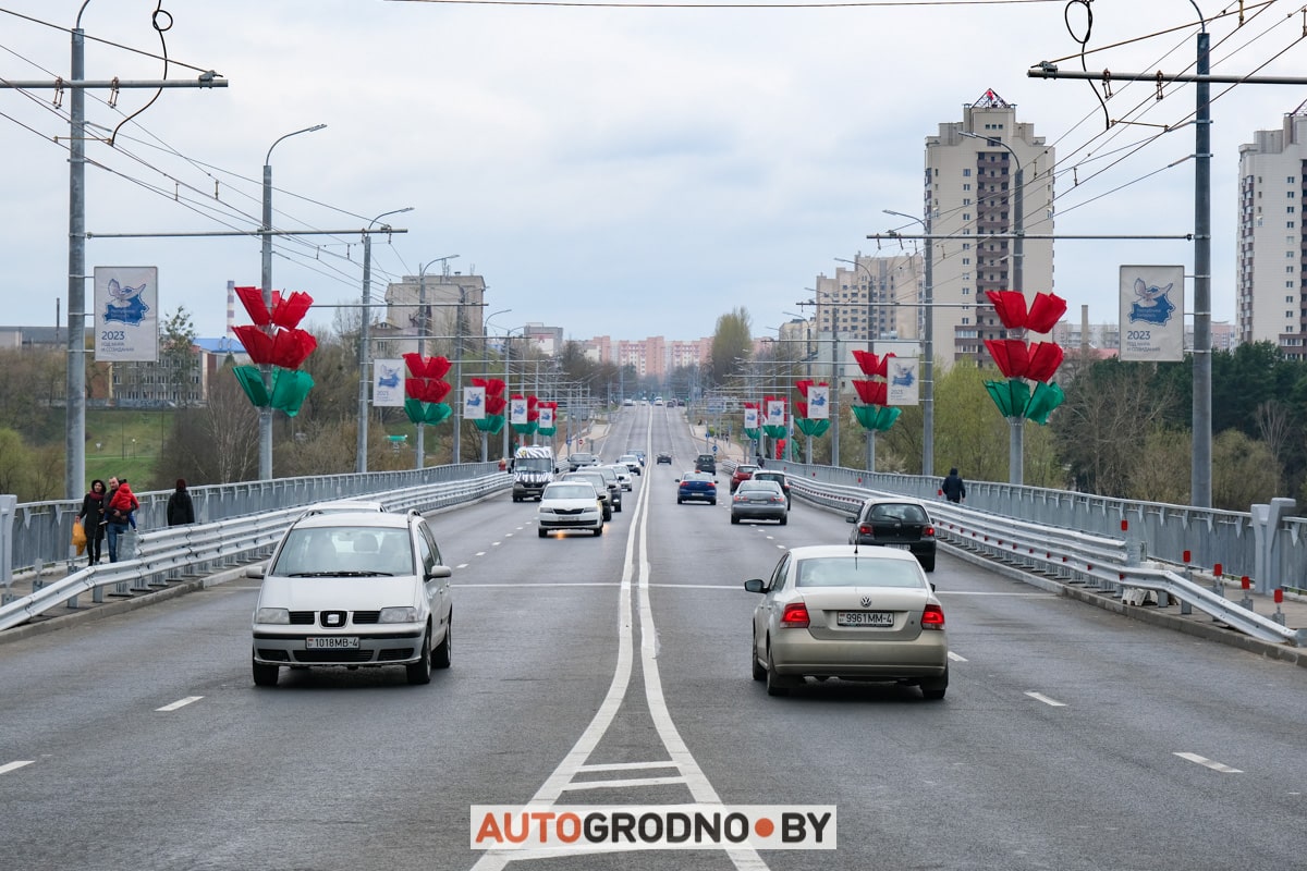 По Новому мосту в Гродно поехали первые автомобили. Репортаж при свете дня