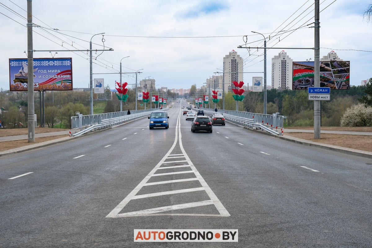 По Новому мосту в Гродно поехали первые автомобили. Репортаж при свете дня