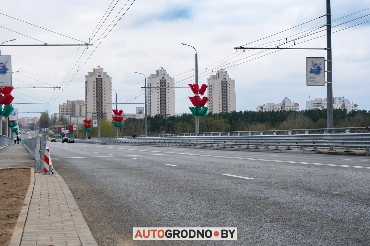 По Новому мосту в Гродно поехали первые автомобили. Репортаж при свете дня