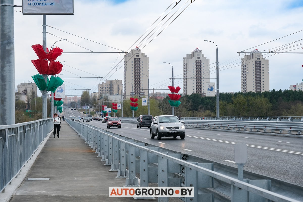По Новому мосту в Гродно поехали первые автомобили. Репортаж при свете дня