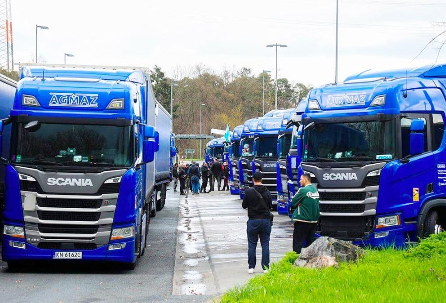 Водители грузовиков польской компании объявили забастовку на стоянке в Германии, а их начальник прислал из Польши броневик, чтобы их разогнать