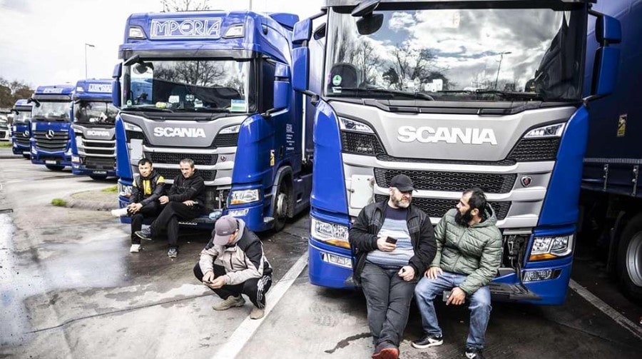 Водители грузовиков польской компании объявили забастовку на стоянке в Германии, а их начальник прислал из Польши броневик, чтобы их разогнать