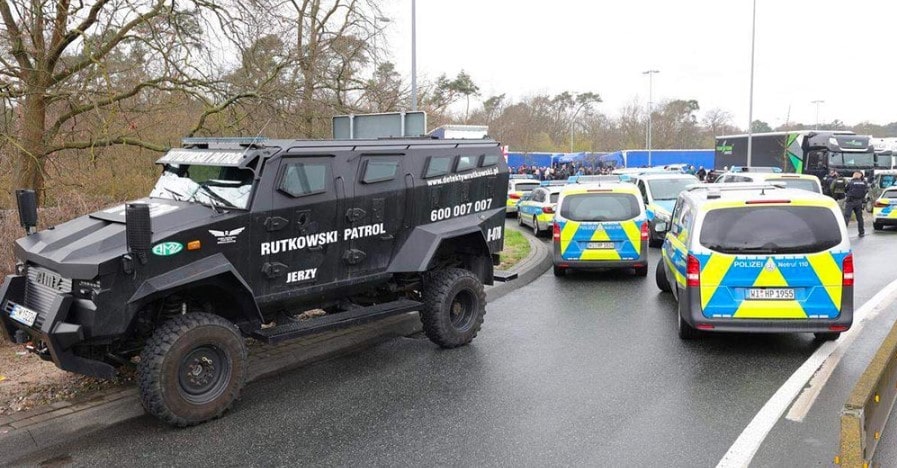 Водители грузовиков польской компании объявили забастовку на стоянке в Германии, а их начальник прислал из Польши броневик, чтобы их разогнать