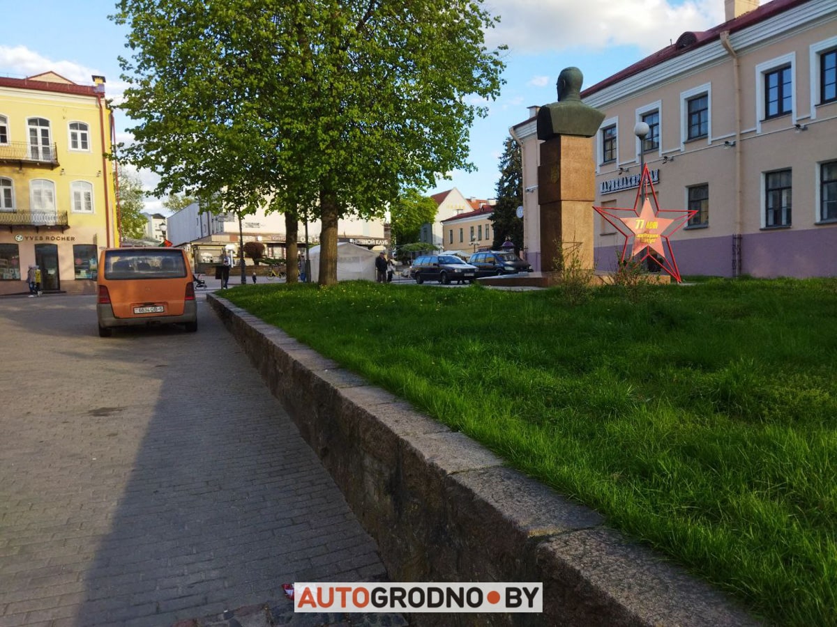 В центре Гродно появился еще 1 шлагбаум: теперь на улице Доминиканской