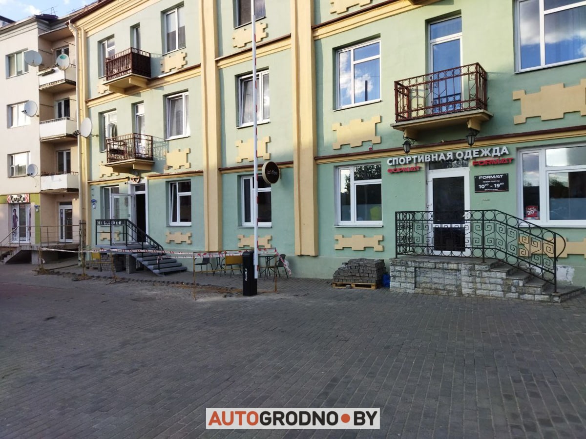 В центре Гродно появился еще 1 шлагбаум: теперь на улице Доминиканской
