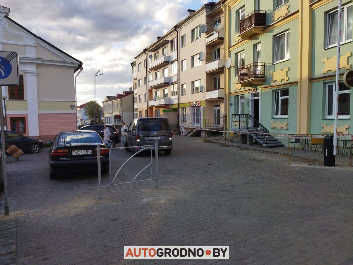 В центре Гродно появился еще 1 шлагбаум: теперь на улице Доминиканской