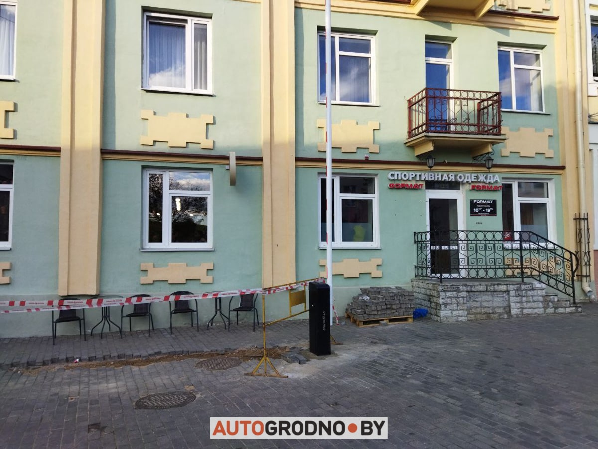 В центре Гродно появился еще 1 шлагбаум: теперь на улице Доминиканской
