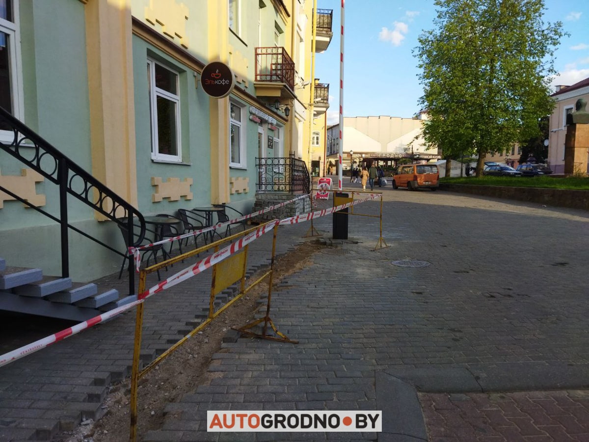 В центре Гродно появился еще 1 шлагбаум: теперь на улице Доминиканской