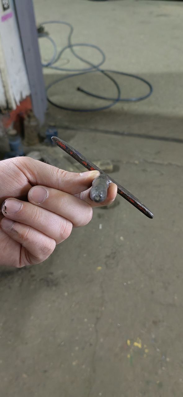 Посмотрите, какую штуку словил колесом водитель на дороге в Гродно