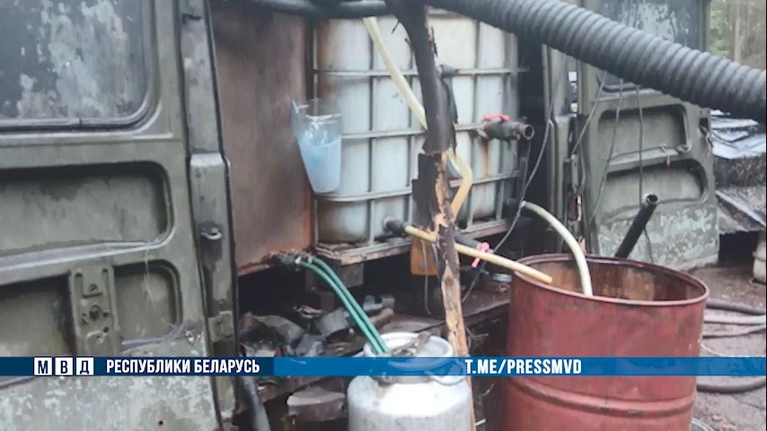 Белорусы собрали мобильный самогонный заводик